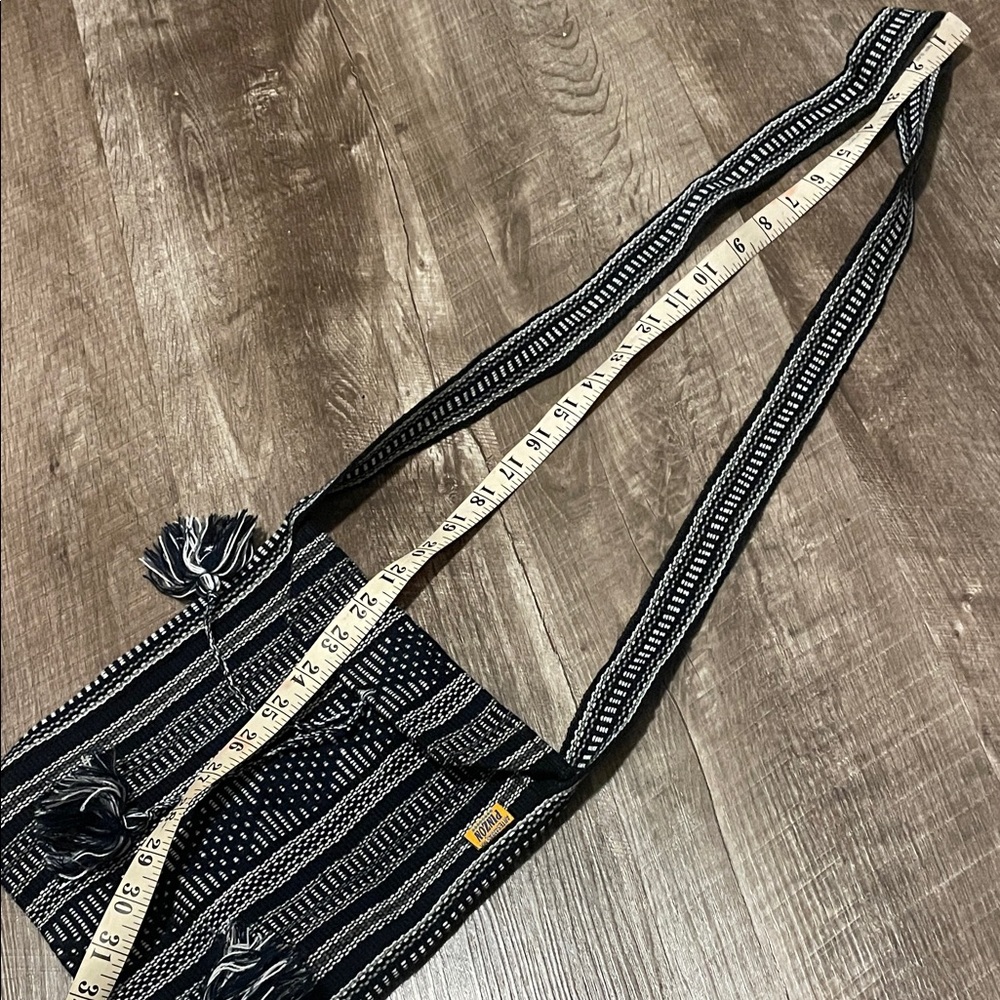 Elegant Black and White Crossbody Bag - Picture 5 of 6